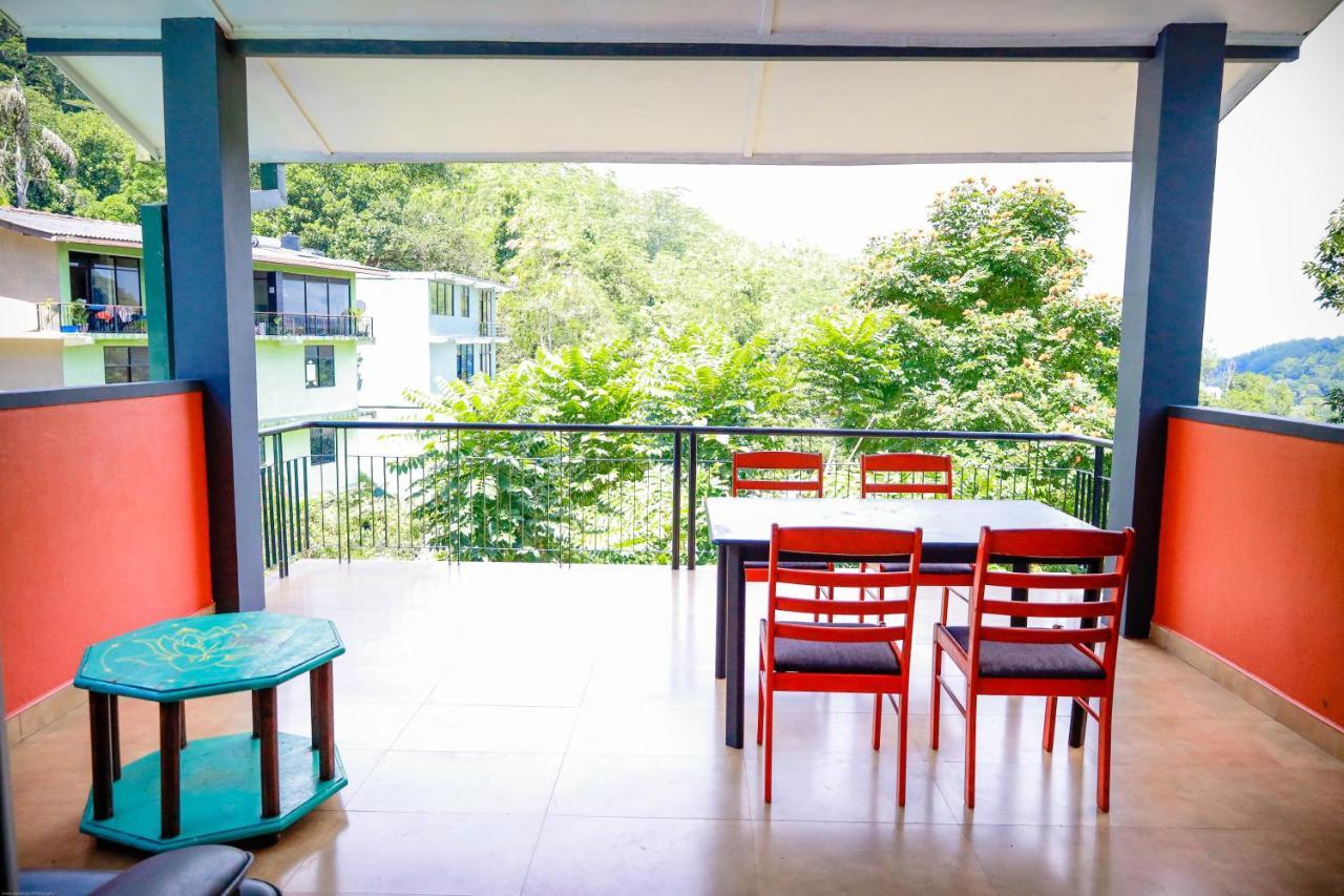Funk Bunk - Mount View Lodge Kandy Exteriör bild