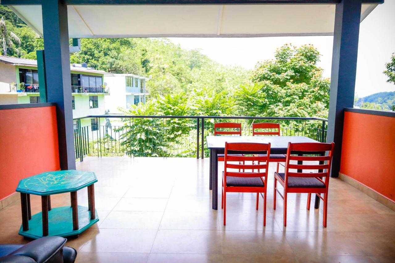 Funk Bunk - Mount View Lodge Kandy Exteriör bild